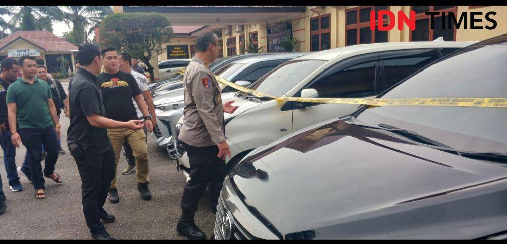 AKBP David didampingi Kasat Reskrim saat bebincang dengan salah satu pemilik rental didepan mobil yang sempat dilang dan digelapkan (IDN Times/ Bambang Suhandoko)