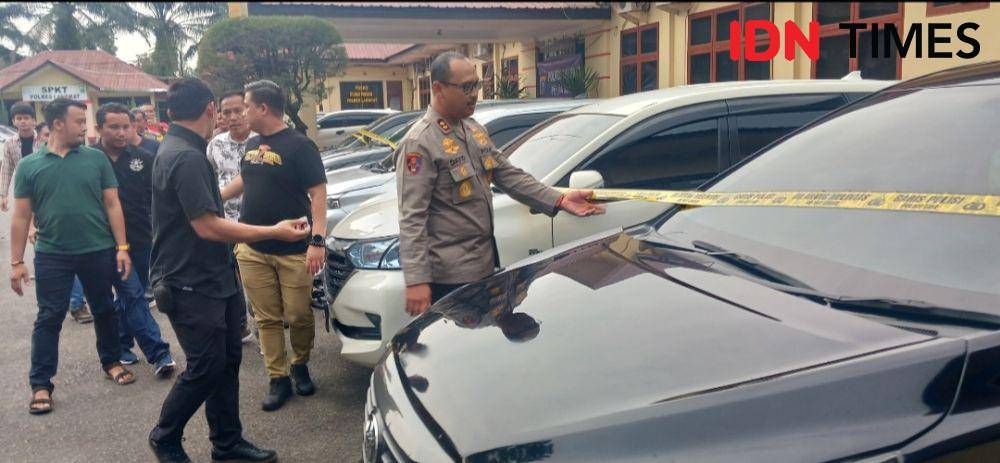 AKBP David didampingi Kasat Reskrim saat bebincang dengan salah satu pemilik rental didepan mobil yang sempat dilang dan digelapkan (IDN Times/ Bambang Suhandoko)