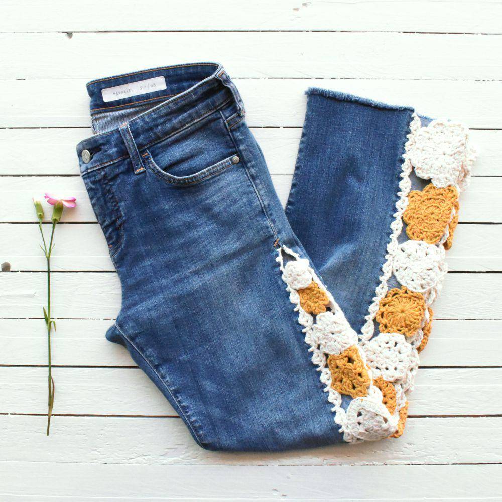 ilustrasi celana jeans dengan hiasan rajutan (unsplash.com/Shelter)