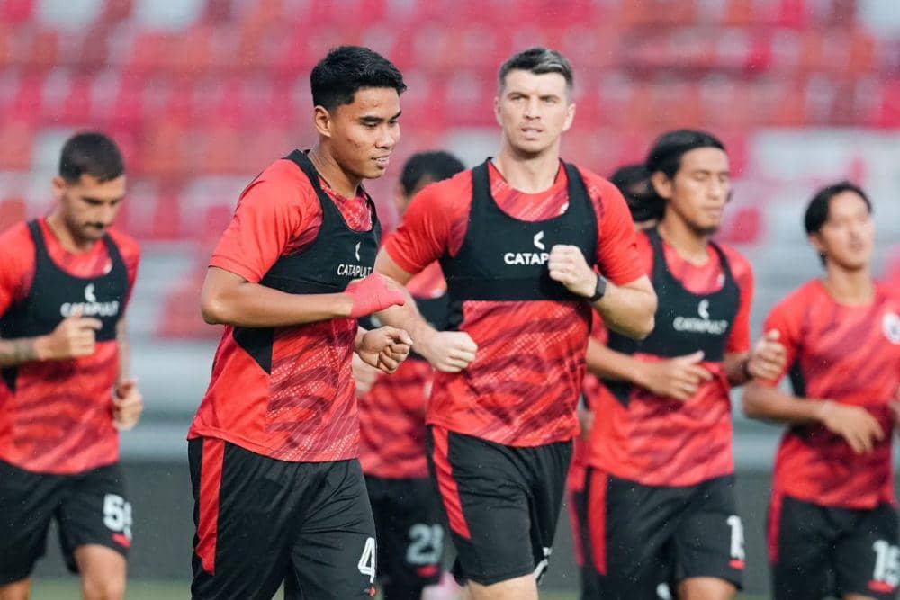 Para pemain Persija Jakarta dalam sesi latihan resmi di Stadion Kapten I Wayan Dipta Gianyar pada Minggu 22 Februari 2025. (Instagram.com/persija)