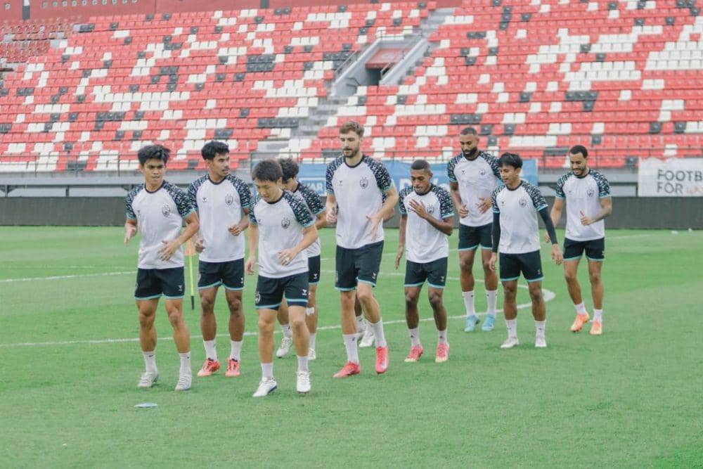 Para pemain PSM Makassar dalam sesi latihan resmi di Stadion Kapten I Wayan Dipta Gianyar pada 22 Februari 2025. (Instagram.com/psm_makassar)