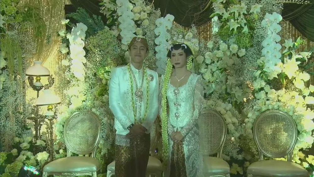 7 Gaya Kebaya dan Makeup Istri Sangun Ragahdo, Kental Adat Jawa