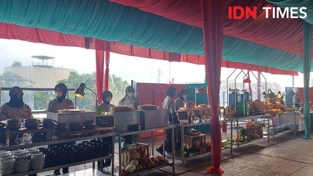 Potret suasana di Quba Ramadan Pop-Up Resto 2025, The Tribrata, Jakarta Selatan (IDN Times/Dhiya Awlia Azzahra)