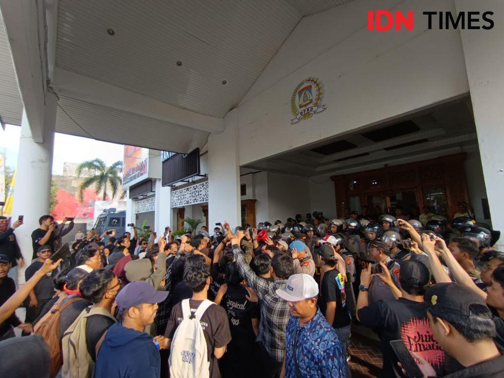 6 Aktivis Ditangkap Pasca-aksi #IndonesiaGelap di Balikpapan