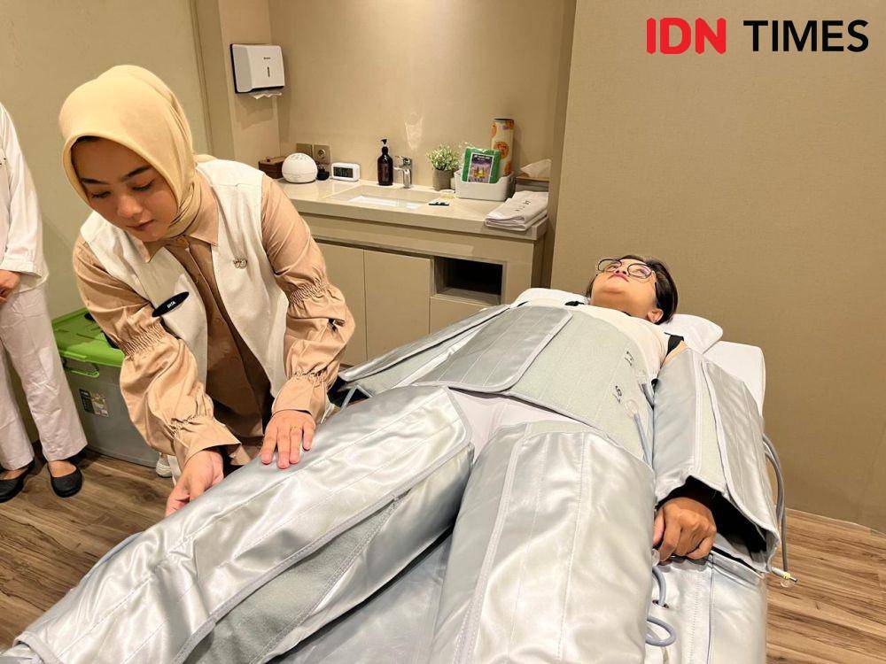 Pasien sedang melakukan perawatan tubuh pijat limfatik dengan teknologi pressotheraphy di Lencir Wellness Semarang. (IDN Times/Anggun Puspitoningrum)