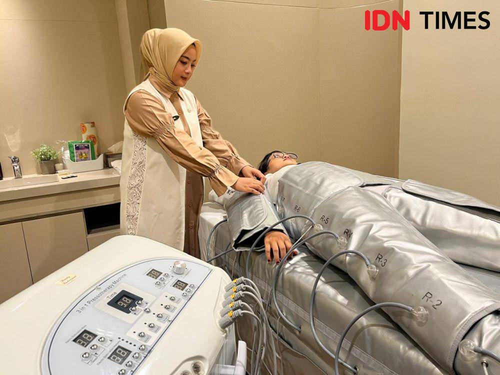 Pasien sedang melakukan perawatan tubuh pijat limfatik dengan teknologi pressotheraphy di Lencir Wellness Semarang. (IDN Times/Anggun Puspitoningrum)