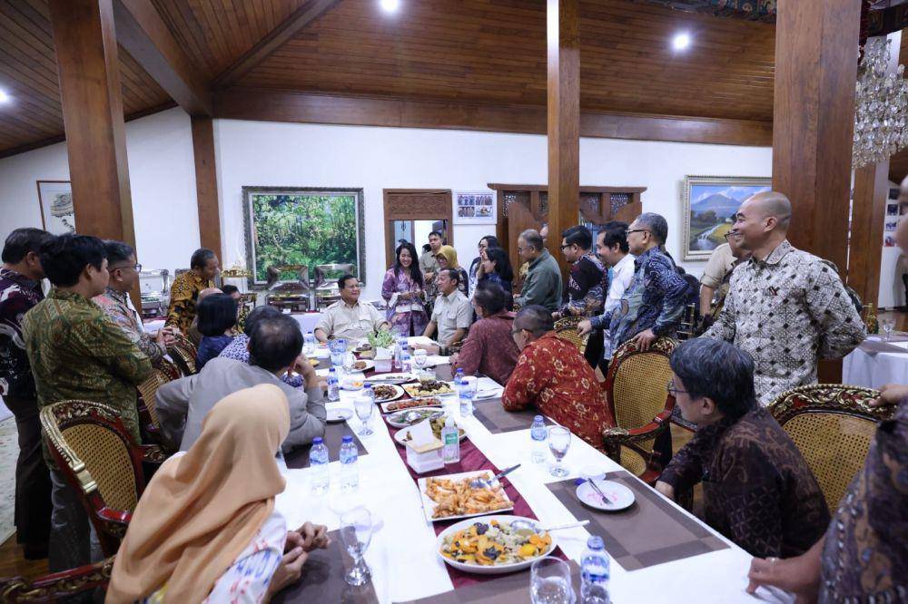 Presiden RI Prabowo Subianto berdiskusi bersama dengan puluhan pimpinan redaksi media massa dan tokoh senior jurnalisme di kediamannya di Padepokan Garuda Yaksa, Hambalang, Bogor, Jawa Barat, Sabtu (22/2/2025). (Dok. Tim Komunikasi Prabowo)