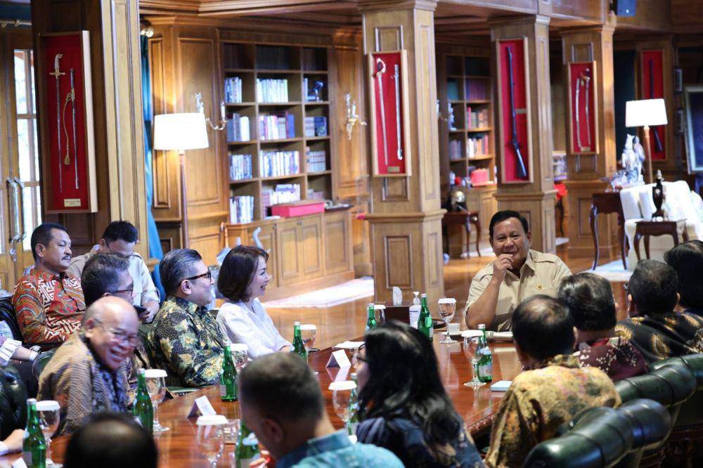 Presiden RI Prabowo Subianto berdiskusi bersama dengan puluhan pimpinan redaksi media massa dan tokoh senior jurnalisme di kediamannya di Padepokan Garuda Yaksa, Hambalang, Bogor, Jawa Barat, Sabtu (22/2/2025). (Dok. Tim Komunikasi Prabowo)