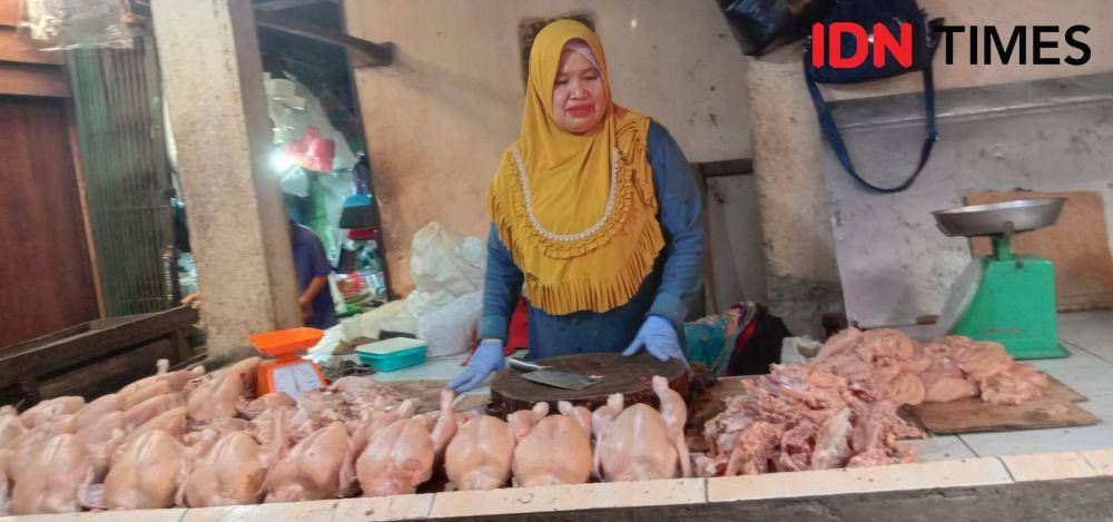 Pedagang ayam potong di Palembang (IDN Times/Feny Maulia Agustin)