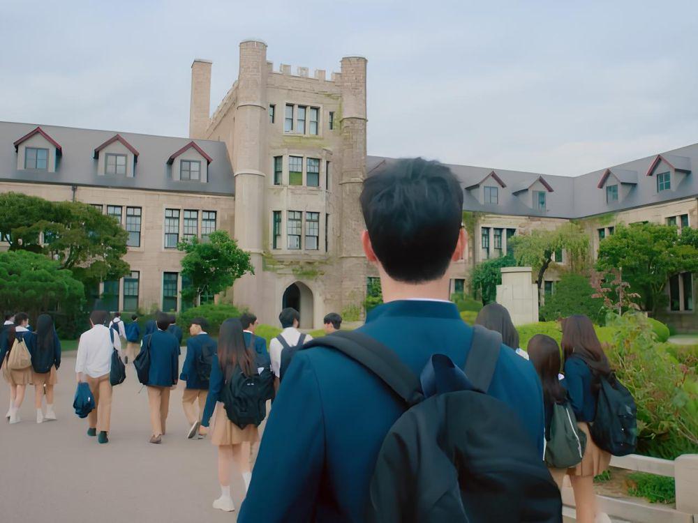 7 Rumor Gedung Tua di Undercover High School, Simpan Harta Karun?