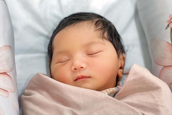 7 Potret Perdana Baby Kayya, Anak Pertama Kiky Saputri