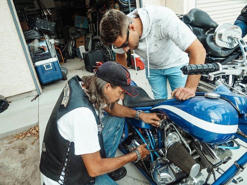 ilustrasi cek mesin motor (pexels.com/Kindel Media)