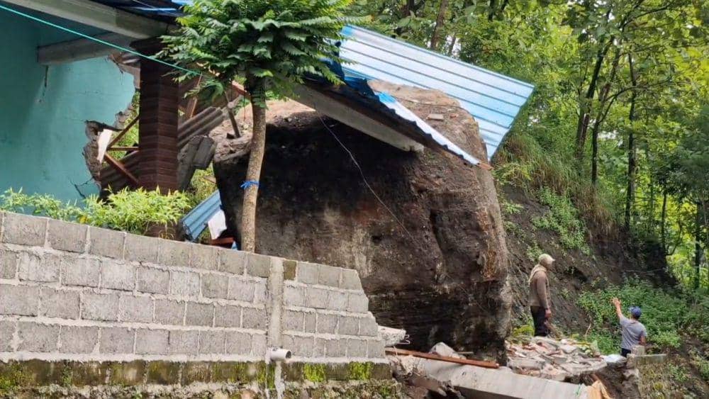 Rumah Narto di Desa Ngilo Ilo, Kecamatan Slahung, Ponorogo, hancur tertimpa batu besar. IDN Times/ Riyanto.