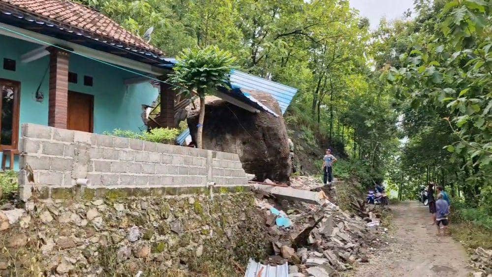 Rumah Narto di Desa Ngilo Ilo, Kecamatan Slahung, Ponorogo, hancur tertimpa batu besar. IDN Times/ Riyanto.