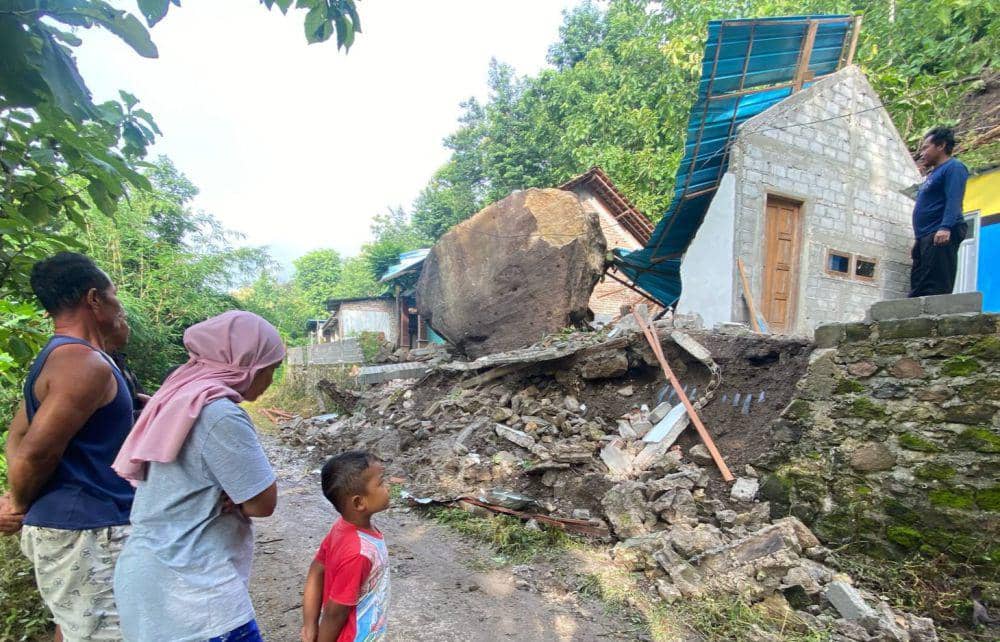 Hancur, Batu Sebesar Gajah Timpa Rumah Warga Ponorogo