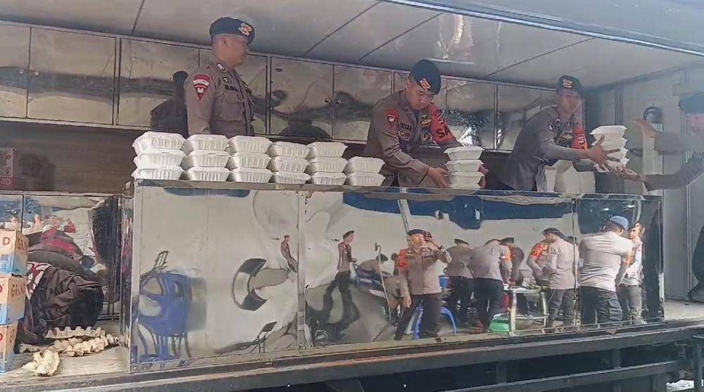 Dapur lapangan brimob untuk korban banjir di Bandar Lampung. (IDN Times/Muhaimin)