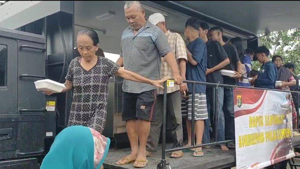 Korban banjir sedang mengantre mengambil nasi di Bandar Lampung. (IDN Times/Muhaimin)