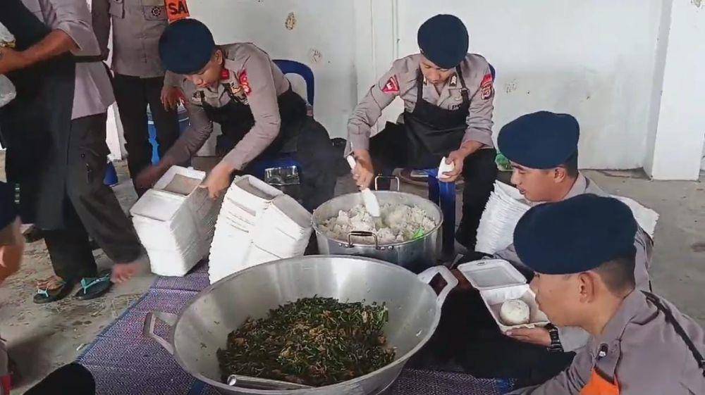 Dapur lapangan brimob untuk korban banjir di Bandar Lampung. (IDN Times/Muhaimin)