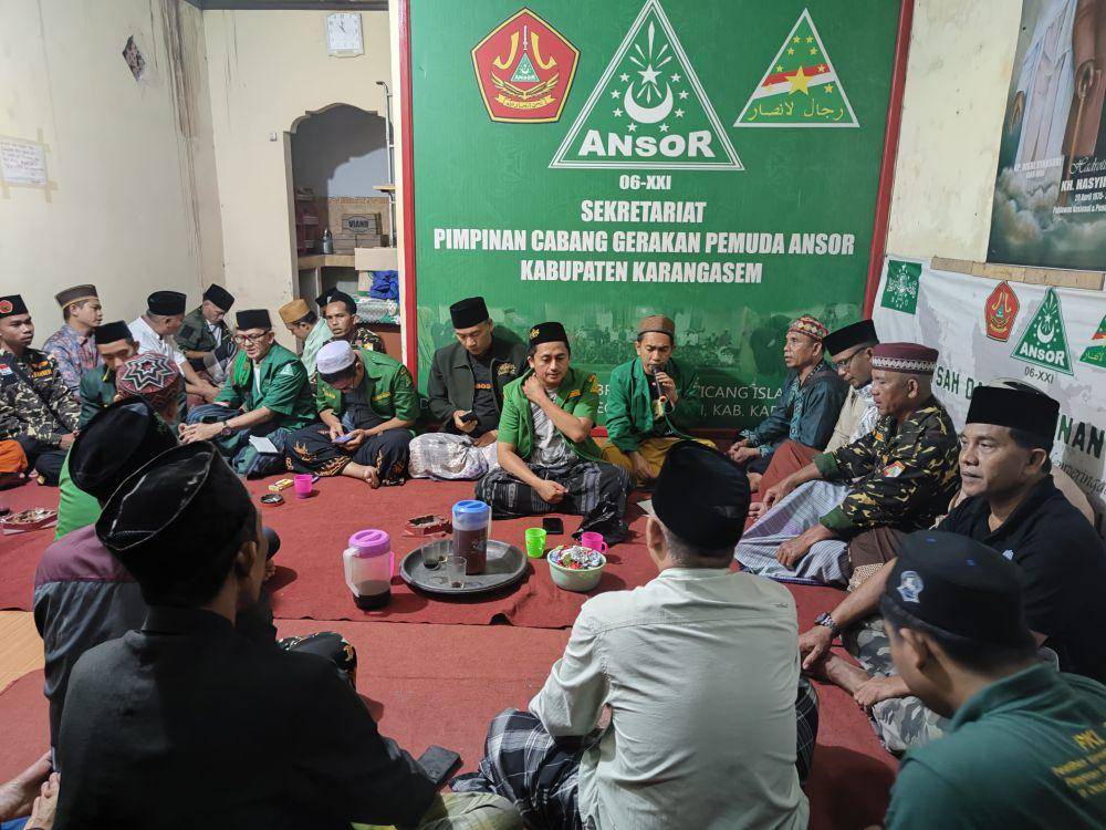 Anggota GP Ansor Karangasem menggelar Ruwahan massal menjelang Ramadan, Sabtu (22/2/2025) malam. (Dok.Pribadi/Muhammad Ibnu Khaldun)
