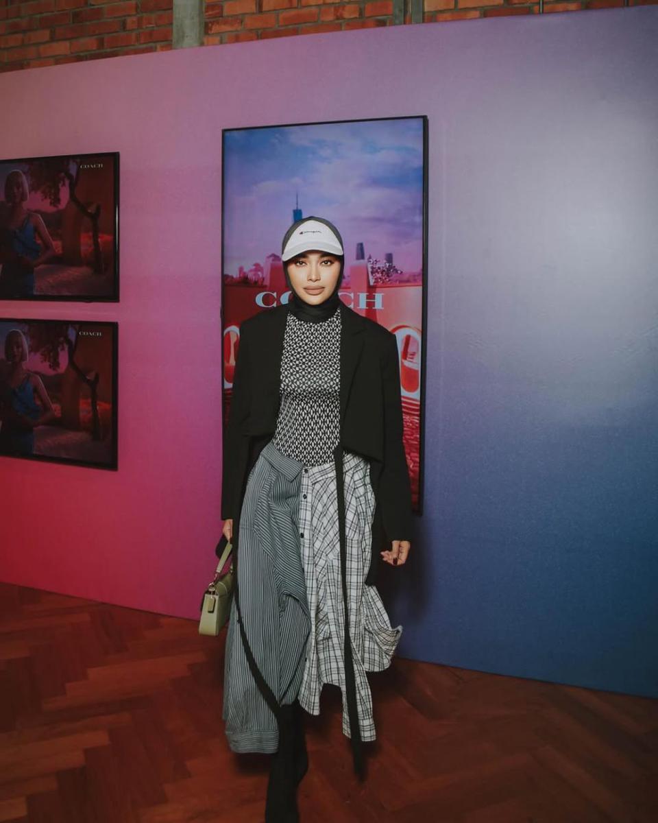 potret ide OOTD tabrak warna dan motif ala Kilafairy (instagram.com/kilafairyofficial)