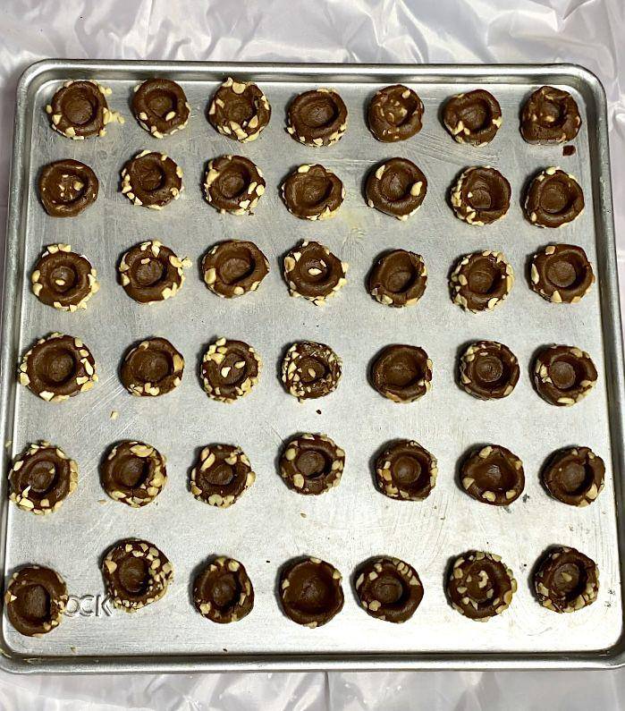 ilustrasi oven cekungan Thumbprint Cookies cokelat kacang  (dok. pribadi/lumine fai)