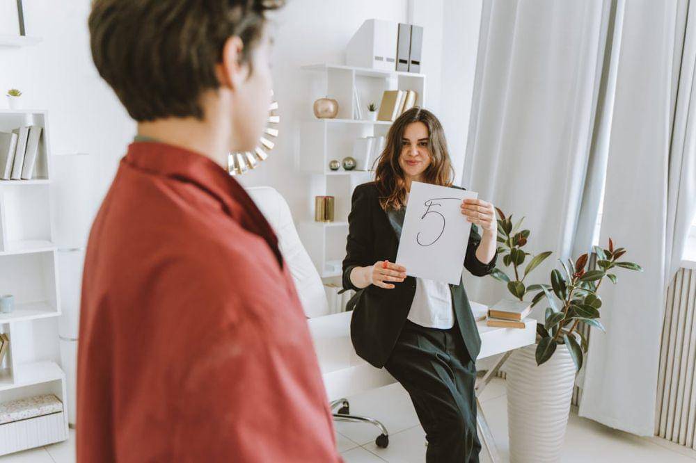 ilustrasi memberi nilai (pexels.com/Anastasia Shuraeva)