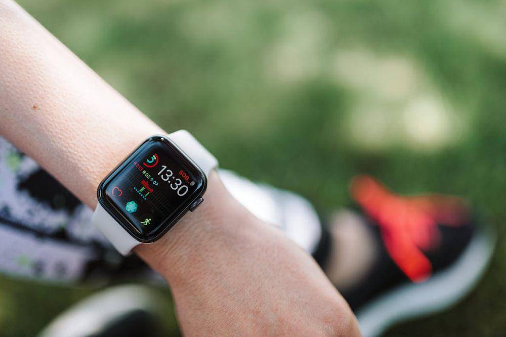 Ilustrasi smartwatch pelari (Pexels/Photo By: Kaboompics.com )