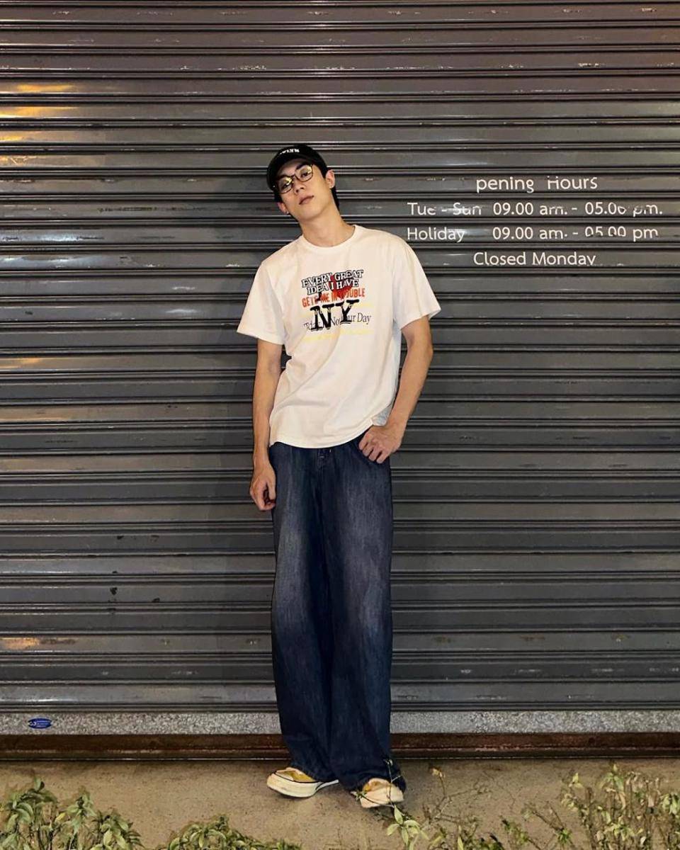 styling celana baggy pants ala New Chayapak (instagram.com/new_chayapak)