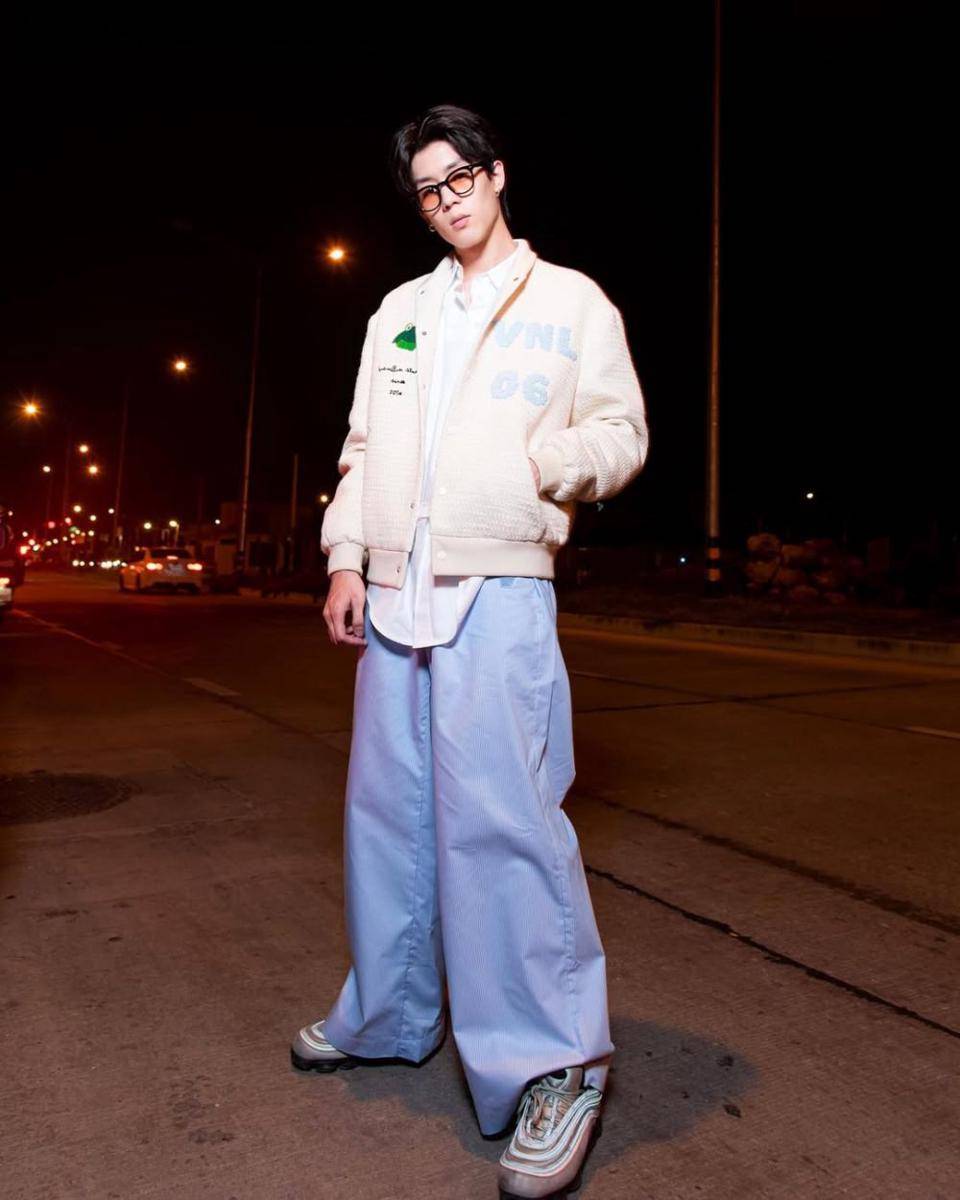 styling celana baggy pants ala New Chayapak (instagram.com/new_chayapak)