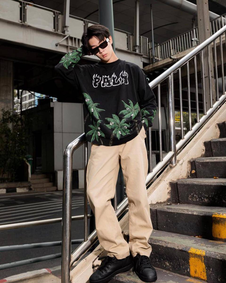 styling celana baggy pants ala New Chayapak (instagram.com/new_chayapak)