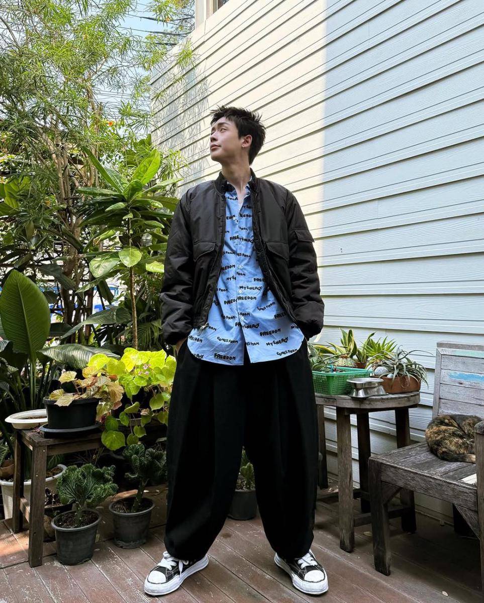 styling celana baggy pants ala New Chayapak (instagram.com/new_chayapak)