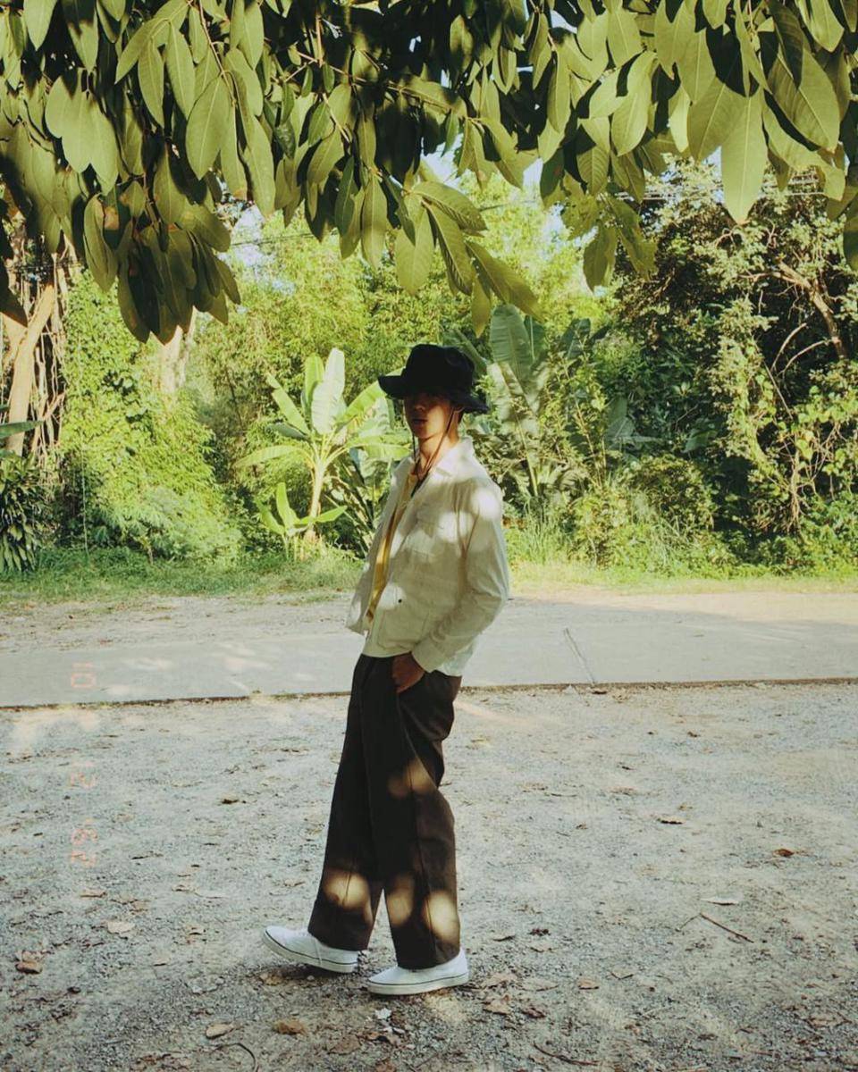 styling celana baggy pants ala New Chayapak (instagram.com/new_chayapak)