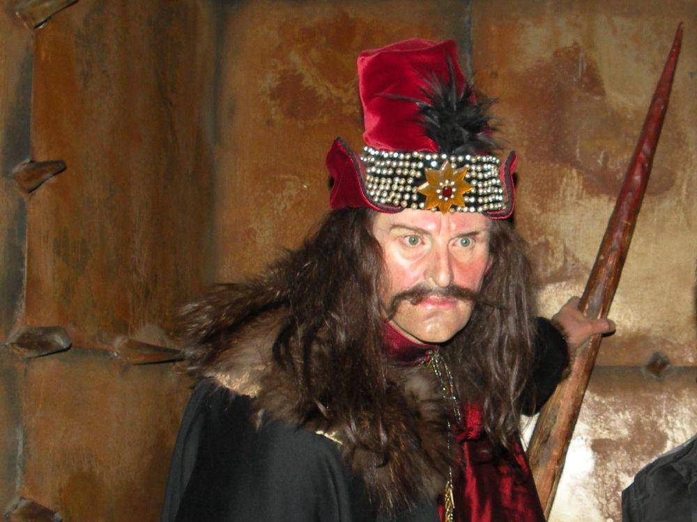 Patung Vlad the Impaler (commons.wikimedia.org/Chatsam)