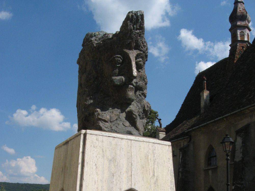 Patung Vlad the Impaler (commons.wikimedia.org/Husky)