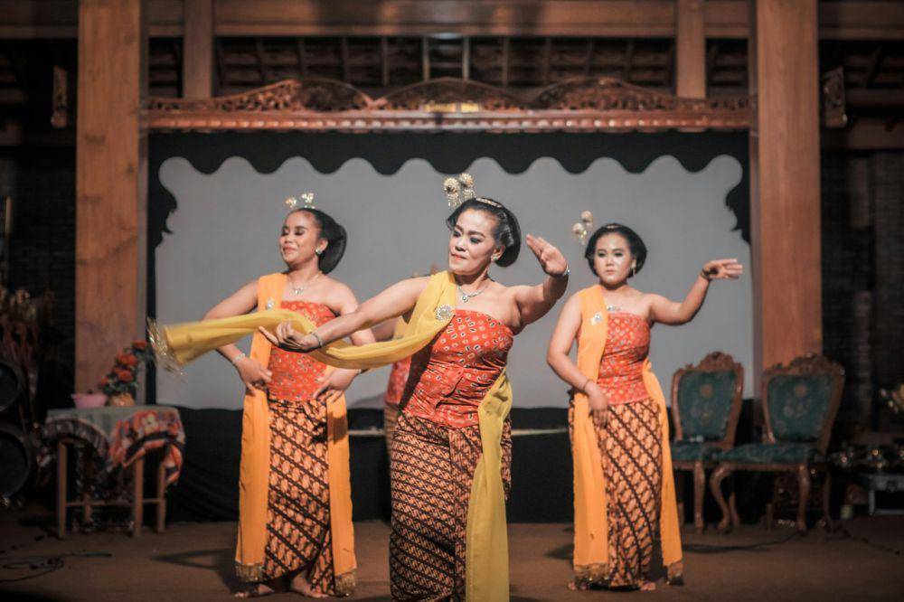 Ilustrasi wanita menari Jawa (pexels.com/@CandraAlipratama)