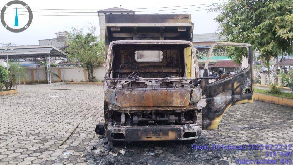 Bagian depan truk nampak hangus dilalap api. (Dok. Istimewa)