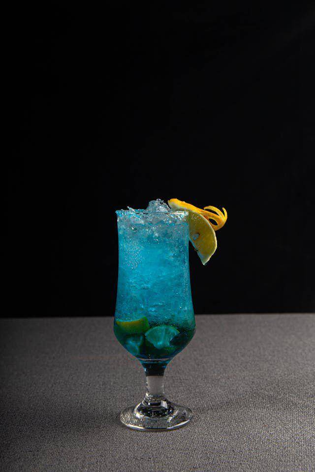 Ilustrasi minuman blue elecric soda. Pexels/Ahmed Aqeely