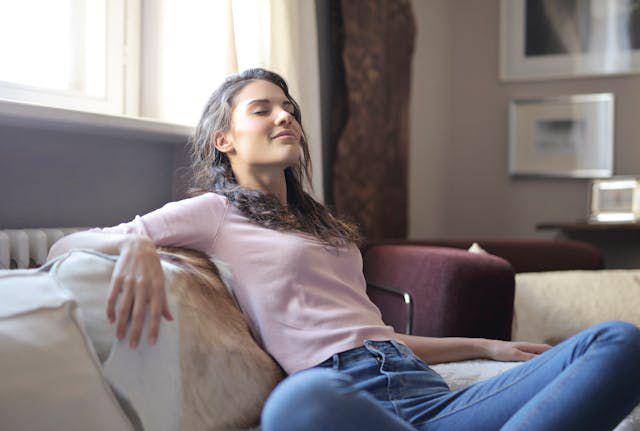 Ilustrasi seorang wanita duduk di sofa (Pexels.com/Andrea Piacquadio)