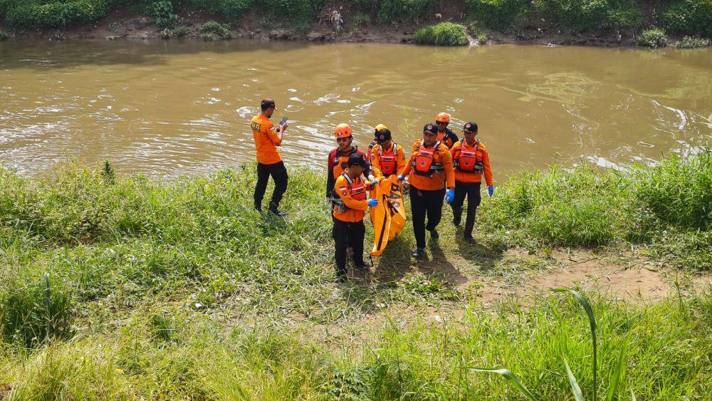Dua Bocah yang Terbawa Arus Kali Bekasi Ditemukan Meninggal