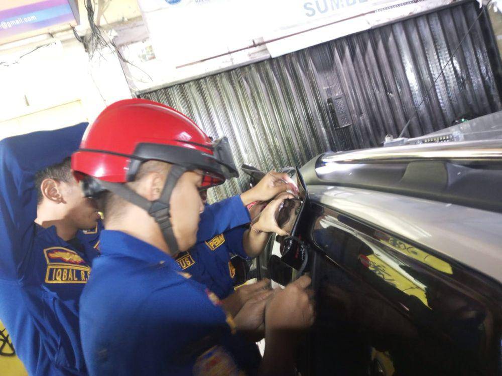 Proses membuka pintu mobil yang terkunci. (Dokumen Disdamkramat Kota Bekasi)