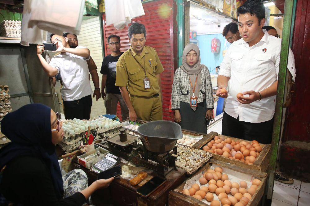 Polrestabes Surabaya dan Pemkot saat sidak pasar jelang Ramadan, Senin (24/2/2025). (Dok. Diskominfo Kota Surabaya)