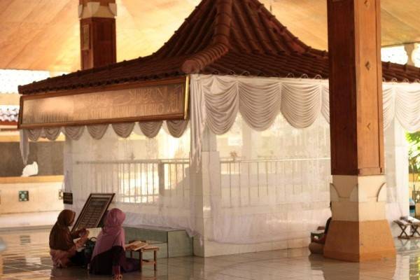 Makam Troloyo, Mojokerto. (pariwisata.mojokertokab.go.id)