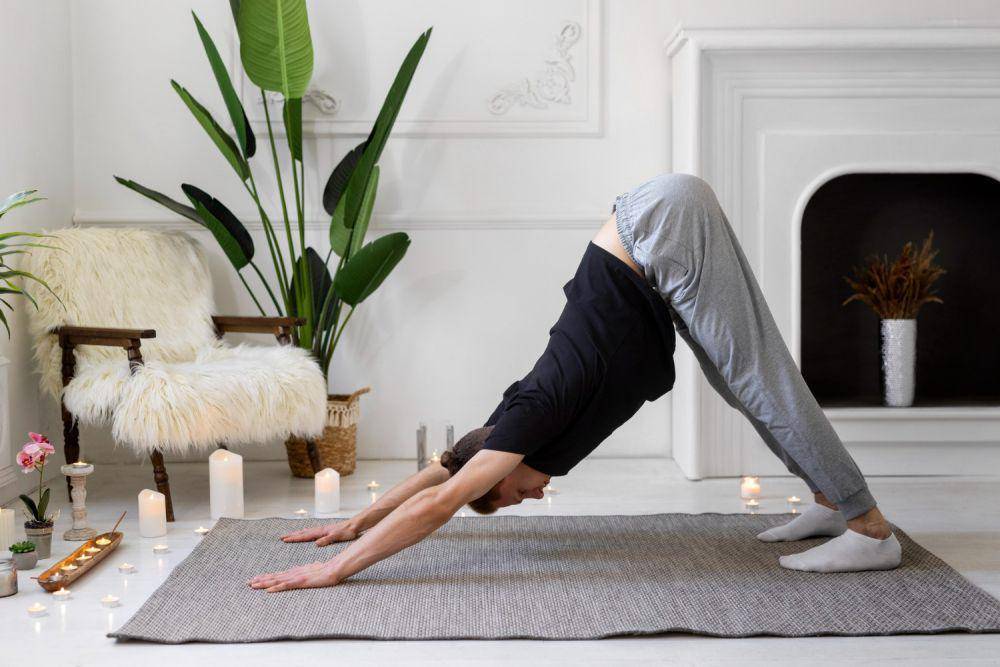 Ilustrasi berolahraga yoga di rumah (freepik.com/freepik)