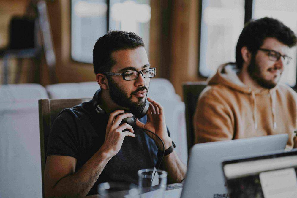 potret seorang karyawan laki-laki bekerja dengan tenang (unsplash.com/Annie Spratt)