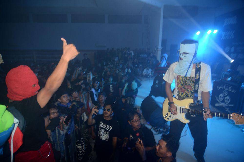 Gitaris dan electroguy Sukatani band Muhammad Syifa Al Lufti (kanan) dan vokalis Novi Chitra Indriyati (kedua kanan) memainkan lagu hitnya saat konser Crowd Noise di Slawi, Kabupaten Tegal, Jawa Tengah, Minggu (23/2/2025) malam. (ANTARA FOTO/Oky Lukmansyah)