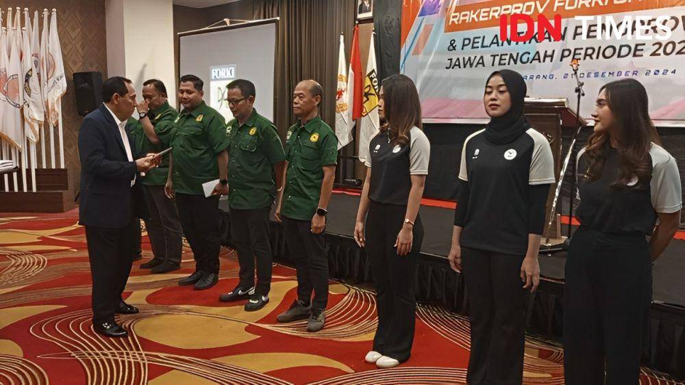 Ketua umum Forki jateng (depan) ketika pemberian bonus kpada atlet peraih medali PON 2024 .(IDN Times/Dok. Cokie Sutrisno)
