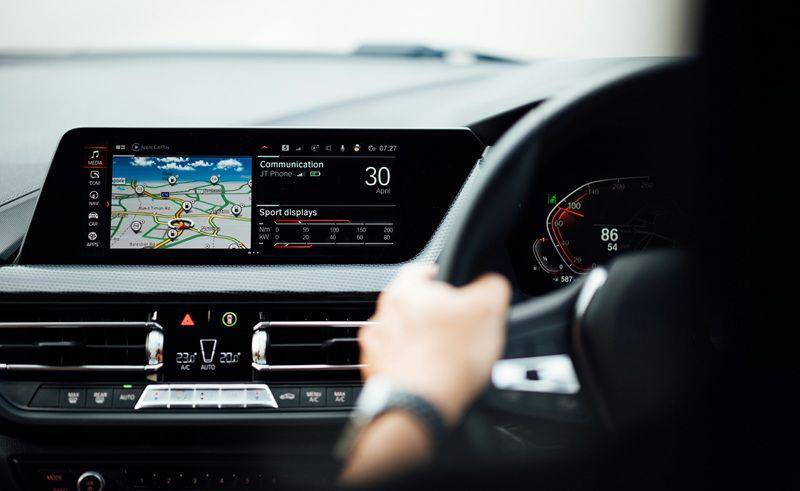 ilustrasi perangkat GPS mobil (unsplash.com/CHUTTERSNAP)