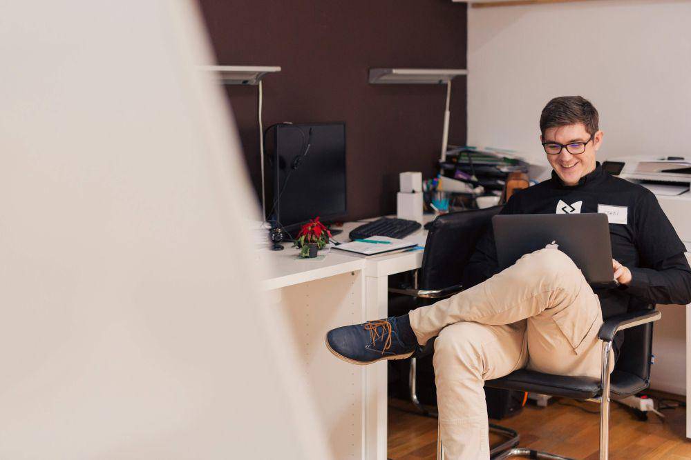 potret seorang karyawan laki-laki bekerja antusias (unsplash.com/Csaba Balazs)
