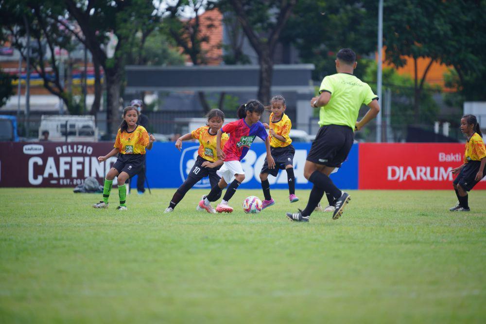 Eks Direktur Persib Puji Animo Sepak Bola Putri di Surabaya