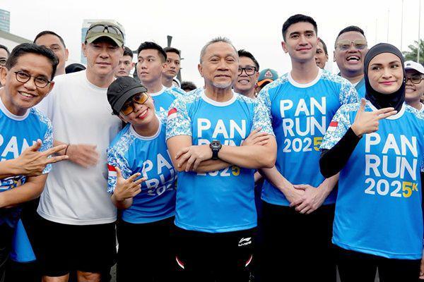 7 Potret Verrell Bramasta Ikut Lari Pagi Bareng Shin Tae Yong